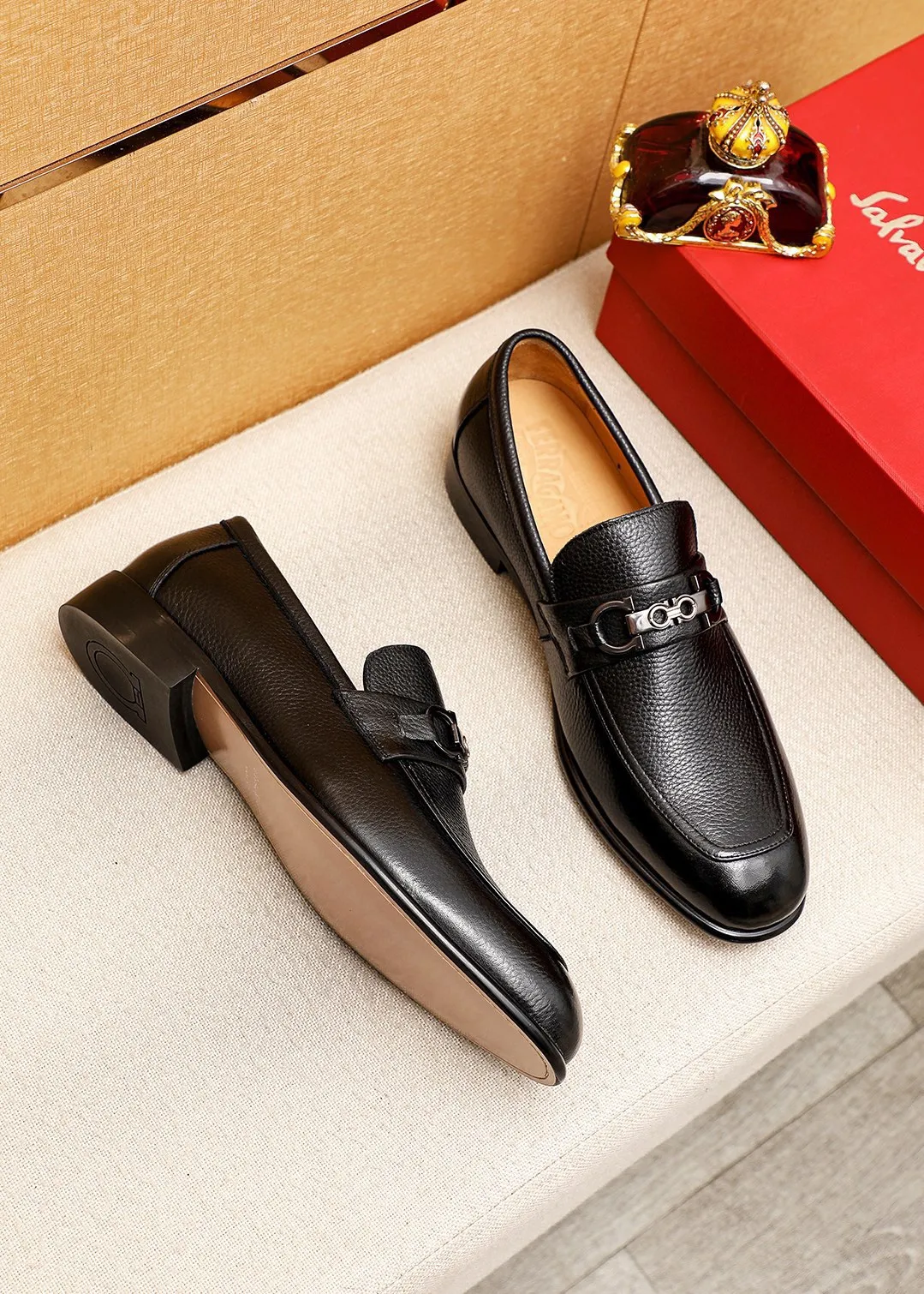 Men's shoes 💰462 💐 Product trademark: Ferragamo "Ferragamo" casual leather shoes Regular size: 38-44 (45.46.47🉑️Customized) Product materials: Selected imported pebbled cowhide upper + classic hardware buckle, imported water-dyed cow leather lining. Strong three-dimensional visual effect, original outsole color: 2 colors available
